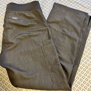 Figs Kade. Size medium petite. Graphite